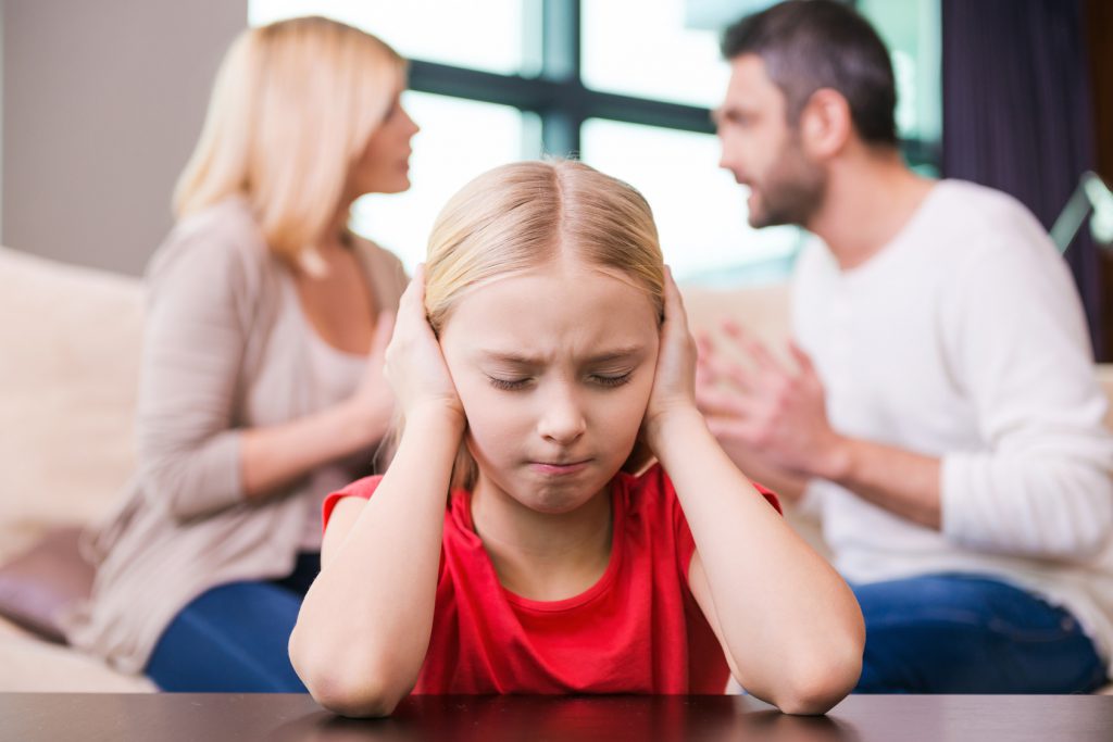 Liebe Eltern: So fühlen sich Kinder, wenn wir streiten! | Heimarbeit.de √