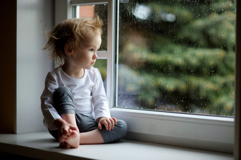 Eltern merken nicht, wie Kind aus dem Fenster stützt